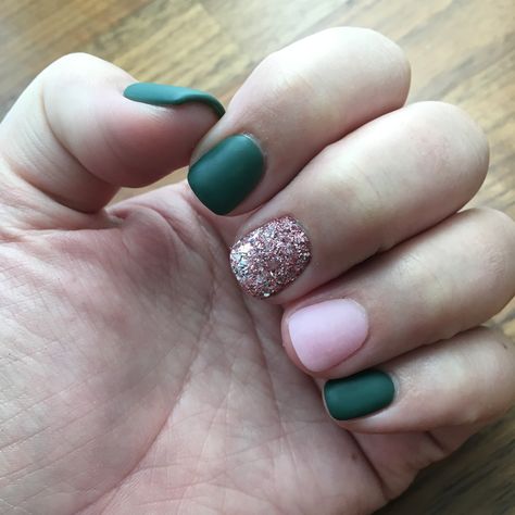 Dips and green gel with a matte topcoat. Hunter Green And Pink Nails, Green And Pink Manicure, Army Green And Pink Nails, Green Rose Gold Nails, Dark Green And Pink Nails, Green And Rose Gold Nails, Green And Pink Nails, Mani Designs, Mani Pedi Ideas