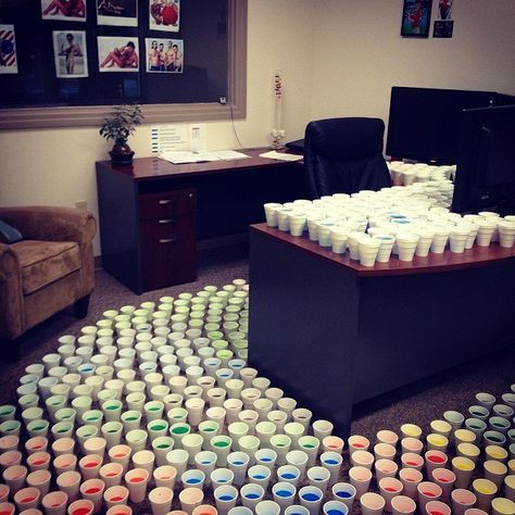 Pin for Later: 30 of the Most Epic Office Pranks Good Luck Getting to Your Desk All those cups are filled with liquid! Pranks For Coworkers, Coworker Pranks, Funny Office Pranks, Work Pranks, Surprise Images, Office Pranks, Balloon Surprise, Daily Life Hacks, Jim Halpert