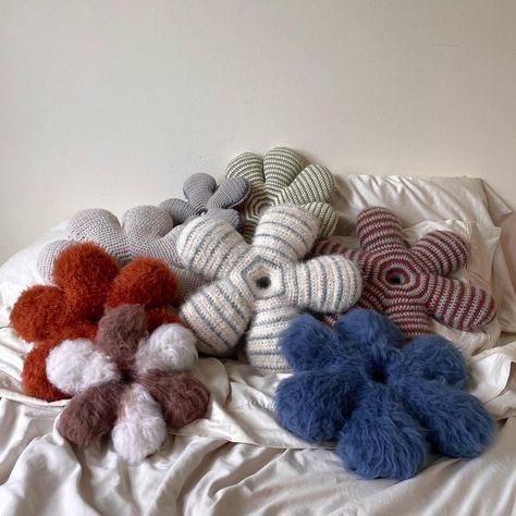 Home Decor Knitting, Fiber Art Studio, Knitted Home Decor, Crochet Gift Ideas For Friends, Crocheting Aesthetic, Things To Knit, Knit Home Decor, Knitted Gifts, Knit Decor