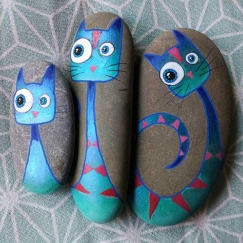 Diy Painted Rocks, Caillou Roche, Painted Rocks Ideas, Painted Rock Animals, Art Pierre, Hand Painted Cat, Rock And Pebbles, Painted Rocks Diy, Rock Painting Ideas Easy