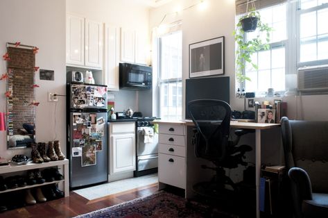 House Tour: A Tiny, 200 Square Foot Greenwich Village Studio | Apartment Therapy 200 Sq Ft Studio, Apartment Living Space, Studio Apartment Furniture, Kitchen Showrooms, Studio Apartment Living, Gravity Home, Bachelorette Pad, Apartment Floor Plan, Deco Bedroom