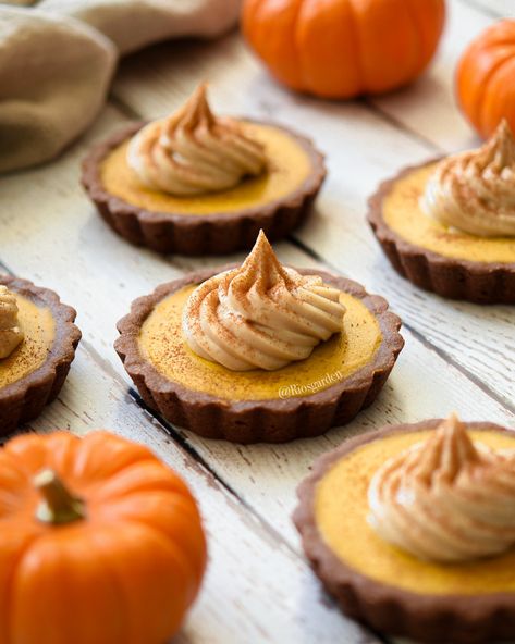 Mini Pumpkin Tarts Recipe, Halloween Tarts, Chocolate Pumpkin Tart, Pumpkin Tart, Tis Autumn, Mini Pie Recipes, Autumn Baking, Pumpkin Tarts, Mini Pumpkin Cheesecake