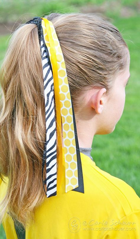 Also called softball streamers, pony-o, or sport bows, softball hair bows are practically part of the uniform. Make them easily at home with this tutorial. Softball Hair Braids, Soccer Hair Bows, Sports Hair Bows, Softball Hair Bows, Ponytail Streamer, Softball Hair, Soccer Hair, Bow Braid, Softball Bows