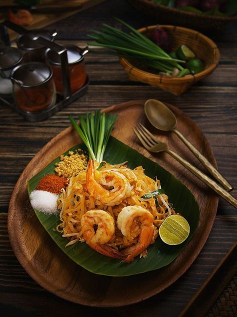 Malay Food Photography, Thai Food Presentation, Tropical Food Photography, Thailand Food Photography, Thai Food Photography Style, African Food Photography, Tai Food Recipes, Prawn Pad Thai, Thai Food Photography