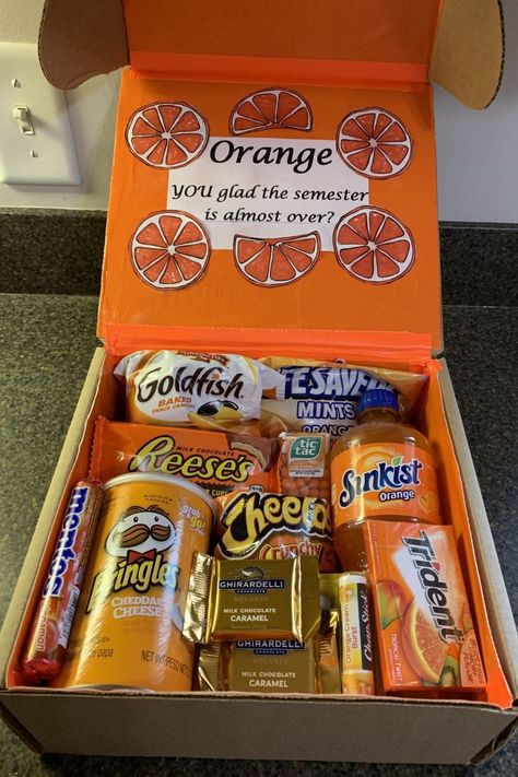 Box Of Orange Gift Ideas, Gift Box For Boyfriend Care Packages, Color Care Package Ideas, Orange Birthday Gifts, Orange Box Gift Ideas, Care Package Ideas For Mom, Orange Color Party Basket, Orange Care Package, Color Themed Gift Baskets Orange