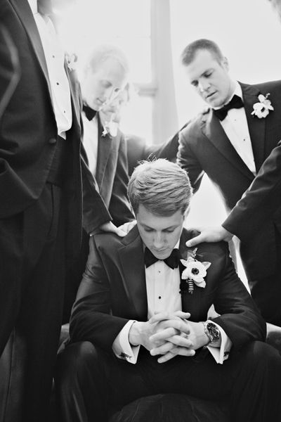 Groomsmen Wedding Photos, Groomsmen Pictures, Groomsmen Photography, Groomsmen Poses, Groom Photoshoot, Wedding Portrait Poses, Groomsmen Photos, Wedding Picture Poses, Wedding Photography Styles