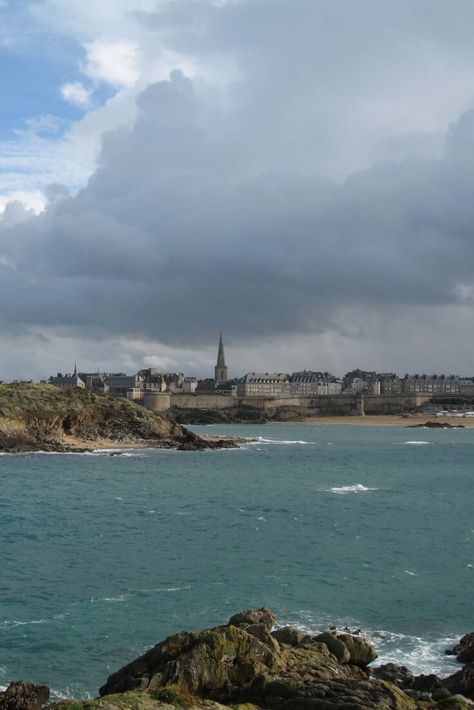 If you loved the book All the Light We Cannot See and you're thinking of visiting Saint-Malo, this episode is a must for you! My guest has many useful tips on how to get the most of the area and see the sites mentioned in the book. #joinusinfrance #allthelightwecannotsee #saintmalo The Light We Cannot See, Anthony Doerr, Chateau Hotel, French History, Useful Tips, Grand Hotel, Film Aesthetic, A Novel, Secret Garden