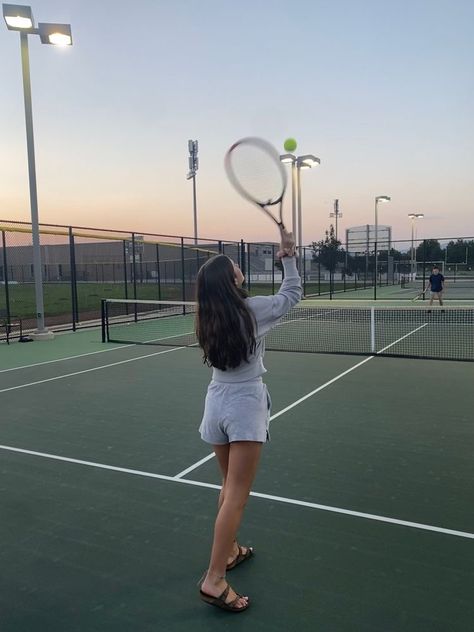 Summer Tennis Aesthetic, Aesthetic Tennis Pictures, Badminton Aesthetic Girl, Tennis Aestethic, Tenis Aesthetic Sport, Playing Tennis Aesthetic, Badminton Girl Aesthetic, Tennis Aesthetic Girl, Tennis Player Aesthetic