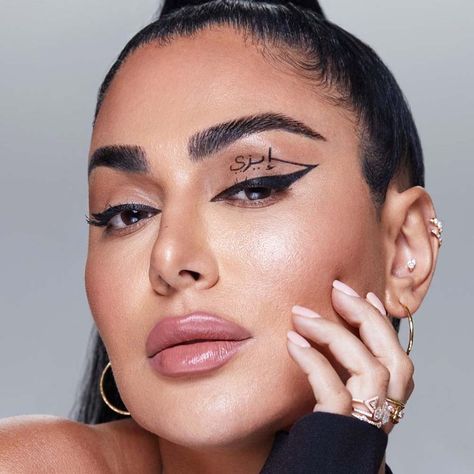 Celebrities with Microblading: A-List Brow Tattoos Different Microblading Techniques, Microblading Models Needed Post, Benefits Of Microblading, Brow Routine, Before Microblading Instructions, Huda Kattan, Brow Tattoo, Permanent Eyeliner, Eyebrow Microblading Meme