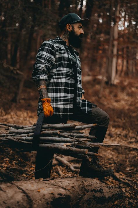 Whether chopping wood, pitching tents, or enjoying campfire moments, they keep you comfortable and stylish. Man In Flannel, Southern Mens Style, Camp Photoshoot, 40s Mens Fashion, Lumberjack Outfit, Lumberjack Men, Lumberjack Man, Outdoorsmen Style, Camping Photoshoot