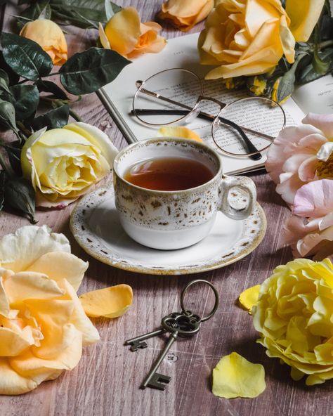 Tea Party Still Life Photography, Tea Cup Photography, Cup Photography, Coffee Vs Tea, Idea Photography, Eye Expressions, Afternoon Tea Parties, Tea Break, Fall Aesthetic