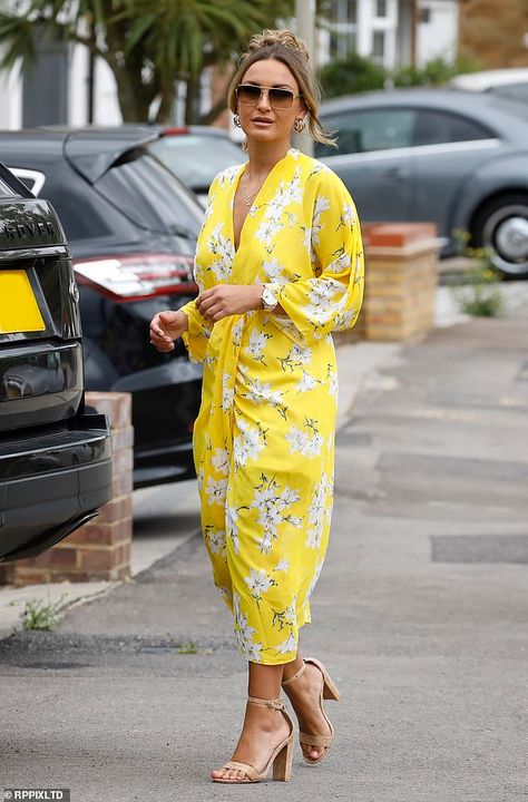 Billie Faires, Star Fancy Dress, Billie Faiers, Sam Faiers, The Mummy, Yellow Floral Dress, Celebrity Look, Mellow Yellow, Yellow Floral