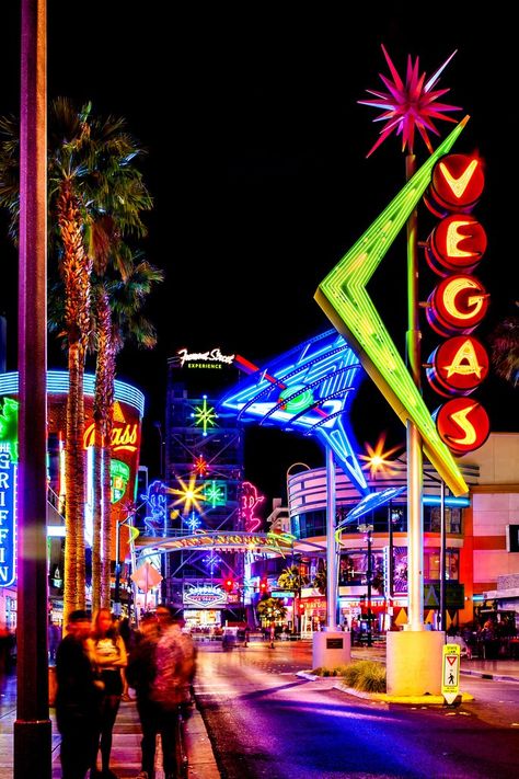 Las Vegas At Night, Container Park, Las Vegas Wedding Invitations, Vegas Aesthetic, Los Vegas, Vegas Lights, Las Vegas Photography, Old Vegas, Vegas Travel