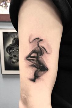 Tattoo Puntillismo, Neck Tattoo Cover Up, Kiss Tattoo, Lgbt Tattoo, Kiss Tattoos, Black And Grey Tattoo, Upper Back Tattoos, Music Tattoo Designs, Kissing Lips