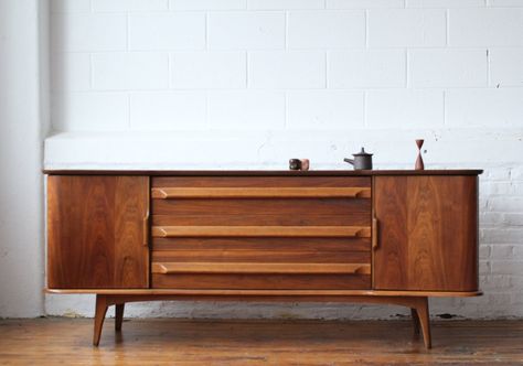 Curved Credenza, Green Sofa Inspiration, Mcm Credenza, Mcm Architecture, Mcm Dresser, Retro Architecture, Mid Century Modern Cabinets, Boho Bedrooms, Mid Century Modern Credenza