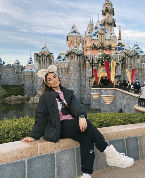 Disney Park Winter Outfit, Disneyland Makeup Looks, Winter At Disney World Outfit, Disneyland Ootd Winter, Disney Ootd Winter, Theme Park Winter Outfit, Amusement Park Outfit Cold, Disneyland Aesthetic Winter, Casual Disneyland Outfits