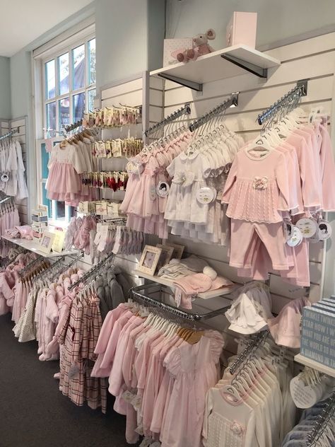 Slatwall Boutique Display, Ideas For Boutique Decor, Baby Shop Design Interiors, Boutique Shop Ideas, Slatwall Ideas Retail, Baby Shop Interior Design Kids Store, Baby Store Design, Kids Shop Interior, Baby Boutique Ideas