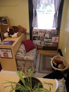 comfy just right size couch for the kids in a small corner of the room- great idea... to allow students to "get away" with their books Small Preschool Classroom Layout, Homeschooling Room, Reading Corner Classroom, Daycare Rooms, Bookshelf Wall, Preschool Rooms, Book Corner, Toddler Classroom, Classroom Layout