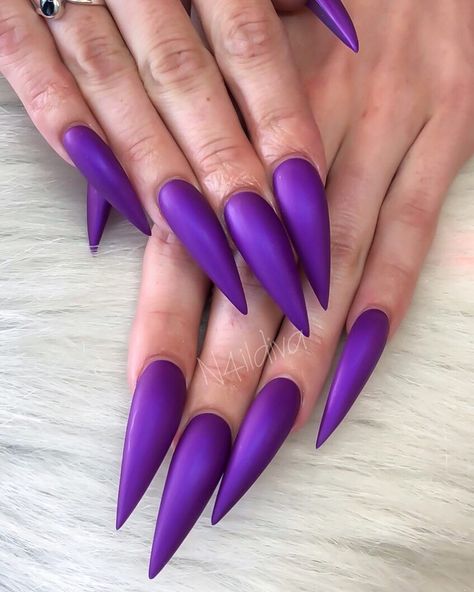 Pinterest: @ LOLAxxLOLA  - purple stiletto nails Purple Stiletto Nails, Gold Stiletto Nails, Matte Stiletto Nails, Purple Chrome Nails, Nail Purple, Acrylic Nails Stiletto, Pride Nails Designs, Stiletto Nails Short, Nails Designs Short