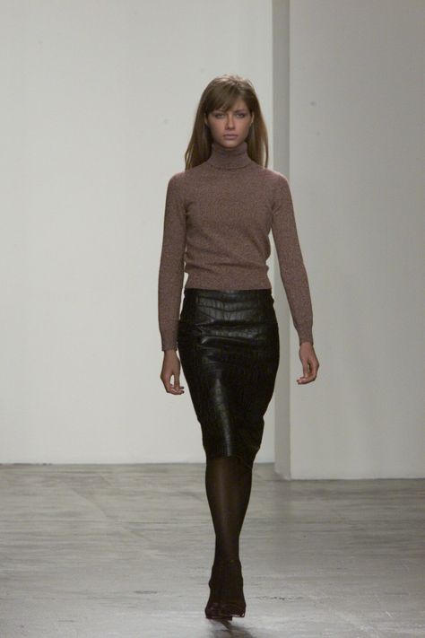 Calvin Klein Collection Fall 2000 Ready-to-Wear https://www.vogue.com/fashion-shows/fall-2000-ready-to-wear/calvin-klein-collection/slideshow/collection#10 Calvin Klein Runway, 90s Calvin Klein, Corporate Outfits, Feminine Chic, Calvin Klein Collection, 90s Outfit, Winter Trends, Outfit Inspo Fall, 90s Fashion