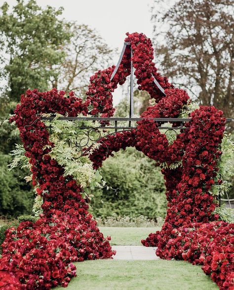 Aisle Ideas, Wedding December, Wedding Flower Trends, Wedding Stage Design, Luxury Wedding Decor, Outdoor Wedding Reception, Red Decor, Luxury Wedding Planner, December 2023