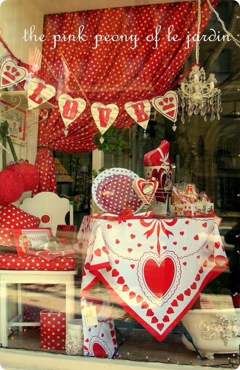 Corazones rojos. Idea para vitrina de San Valentín. Valentines Window Display, Decoration Vitrine, Store Window Display, Store Window Displays, My Funny Valentine, White Hearts, Shop Window Displays, Store Displays, Valentines Day Decorations