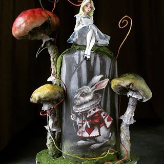 Elena Gnut, Horror Cake, Topsy Turvy Cake, Cake Structure, Alice In Wonderland Artwork, Artist Cake, Wonderland Artwork, Alice In Wonderland Cakes, Modern Cakes