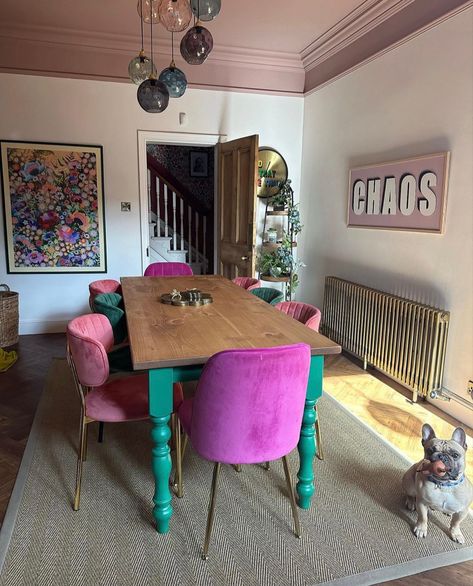 Bttf Party, La Apartment, Bohemian Dining Room, Colorful House, Column Radiator, Boho Dining Room, Eclectic Dining, Dining Room Colors, Boho Curtains