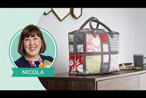 Make a Quilt-As-You-Go Tote Bag with Nicola Walton of Daisy & Grace! (Video Tutorial) Hexie Projects, Missouri Star Quilt Tutorials, Sewing Handbag, Missouri Quilt, Picnic Quilt, Layer Cake Quilts, Missouri Star Quilt Company, Patriotic Fabric, Tote Bag Tutorial