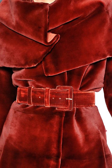 Velvet Coat, Ciel Phantomhive, Seville, Carolina Herrera, Shades Of Red, Red Fashion, Fashion Details, Look Fashion, Lady In Red