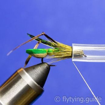 Dry Fly Tying Patterns, Fly Tying Patterns Trout, Fly Tying Desk, Fishing Hacks, Fishing Basics, Homemade Fishing Lures, Fly Tying Tools, Survival Fire, Diy Fishing Lures