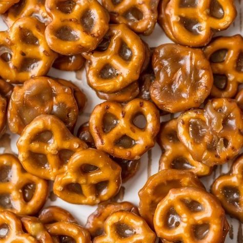 Butter Toffee Pretzels Pretzel Toffee Recipe, Butter Toffee Pretzels, Toffee Pretzels, Pretzel Toffee, Salted Toffee, Thrive Recipes, Pretzel Snacks, Pretzel Cookies, The Cookie Rookie