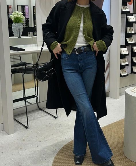 Instagram: cassiabaert Flare Jeans Outfit Winter, Flare Jean Outfit, Flare Jeans Outfit, Jeans Outfit Winter, Winter Fashion Outfits Casual, Jeans Outfit, Mode Vintage, Winter Fashion Outfits, Fall Winter Outfits