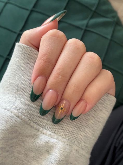 Trendy Nails Ideas Green, Green Polish Nail Design, Nail Inspired Green, Cute Nail Tips Ideas, Green Art Nails, Mail Inspo Dark Green, Dark Green Nails Summer, Painted Nail Designs No Acrylics, Green Detail Nails