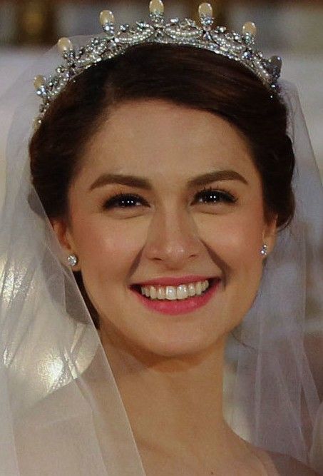 Marian Rivera's Wedding MakeUp Look Marian Rivera Wedding, Marian Rivera, Bridal Hair Updo, Braut Make-up, Wedding Makeup Looks, Makeup Wedding, Bridal Makeup Looks, Two Fingers, Wedding Looks