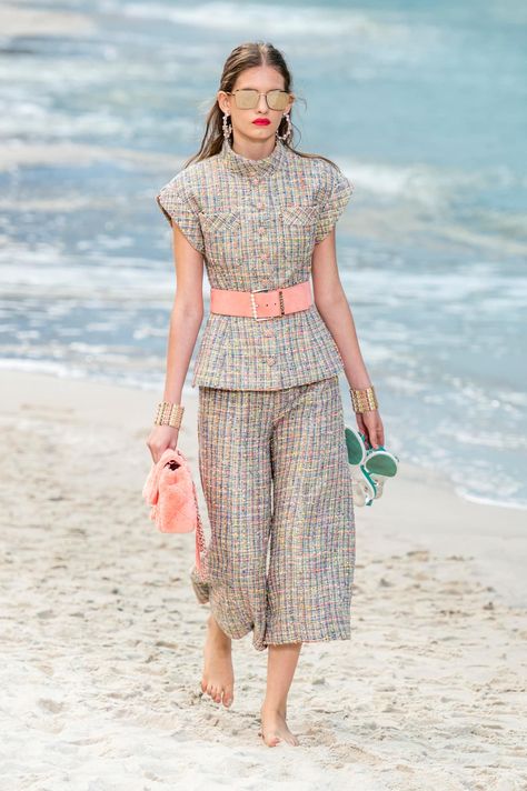 I just have a thing for TWEED outfit arghh // Chanel's Spring 2019 collection | Fashionista Tweed Outfit, Emerging Designers Fashion, Mode Chanel, Gaun Fashion, Design Moda, Chanel Couture, Couture Mode, Chanel Spring, Looks Street Style