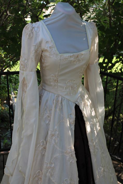 Bust 36" Roses of Ribbon Ivory Tudor Renaissance Game of Thrones Gown Medieval Dress by RecycledRockstah on Etsy (null) White Medieval Dress, Princess Dress Medieval, Mideval Dress, Medieval Dress Princess, Crochet Wedding Dresses, Short Green Dress, Unique Wedding Gowns, Magic Dress, Fantasy Dresses