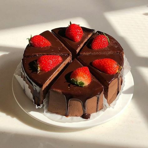 Strawberry Chocolate Cake Aesthetic, Chocolate Cake Aesthetic, Strawberry Cake Aesthetic, Cake Aesthetic, Pretty Dessert, Strawberry Cakes, Chocolate Strawberry, Cute Desserts, Strawberry Cake