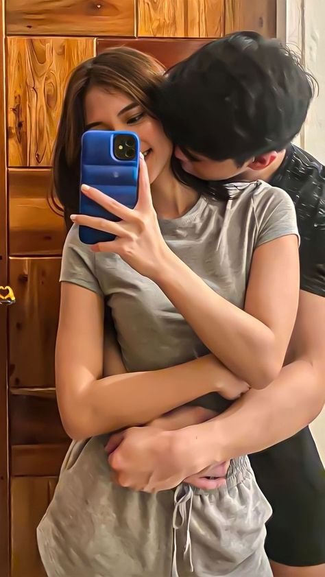 Couples Hidden Face Pics, Image Couple, Cute Couples Cuddling, Couple Selfies, Couple Picture Poses, Cute Couples Hugging, Cute Couple Poses, Photo Poses For Couples, Cute Couples Photos