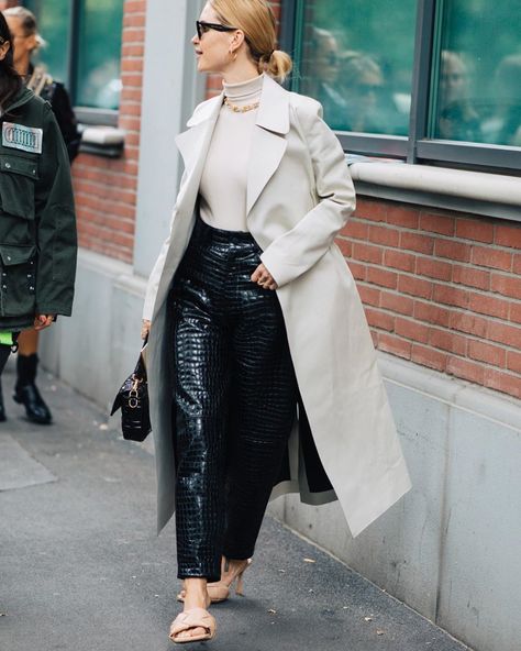 Croc Leather Pants, Mode Dope, Pernille Teisbaek, 2020 Street Style, Minimal Street Style, Long Overcoat, Loose Coats, Croc Leather, Street Style Winter