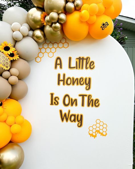 Honey Bee Baby Shower 🐝 #babyshowerskelowna #babyshowerslakecountry #lakecountrybabyshowers #beebabyshower #kelownadecor Baby Shower Honey Bee Theme, Honeybee Baby Shower Theme, Honey Bee Baby Shower Ideas, Fall Girl Baby Shower Ideas, Bee Baby Shower Theme Decoration, Honey Bee Theme, Announcement Photoshoot, Honey Bee Baby Shower, Baby Announcement Photoshoot