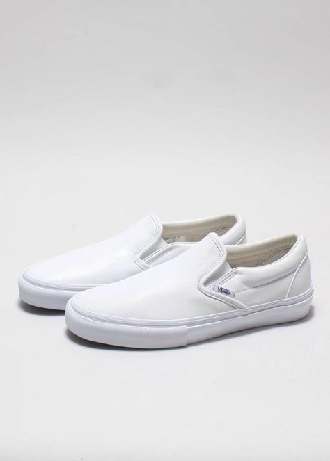 Van's slip-ons in smooth white leather! Epic win!!! #vans #whiteleather Black Slip On Sneakers Outfit, Black Slip On Vans Outfit, Vans Slippers, Sneaker Outfits, Flatform Sneakers, Vans Kids, Vans White, Junior Year, Vans Slip On