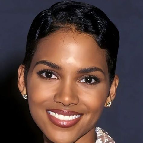 HalleBerry_Fanspics on Instagram Halle Berry Short Hair, Hollywood Divas, Curly Pixie Hairstyles, Natural Glam Makeup, Short Hair Pixie Cuts, Natural Glam, Artistic Hair, Halle Berry, Short Hair Styles Pixie