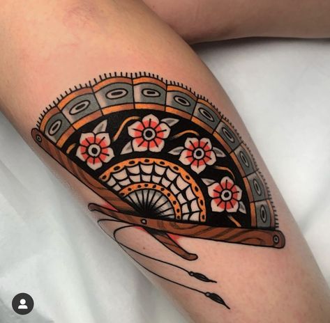 Above Elbow Traditional Tattoo, Traditional Japanese Fan Tattoo, Old School Fan Tattoo, Female American Traditional Sleeve, Mexican Fan Tattoo, Neo Tradional Tattoo Ideas, Trad Fan Tattoo, Ornamental Fan Tattoo, Knee Ditch Tattoo Traditional