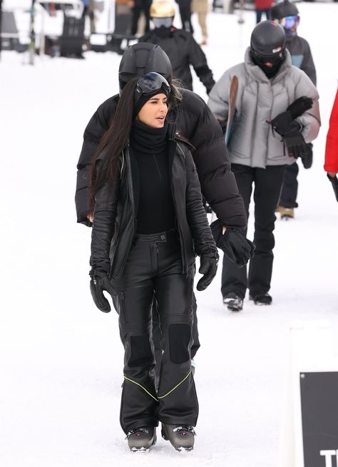 Kardashian Ski Outfit, All Black Ski Outfit, Snow Trip Outfit, Black Ski Outfit, Aspen Outfit Winter, Ski Lodge Outfit, Girls Ski Trip, Affordable Winter Outfits, Ski Trip Outfit