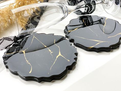 Shiande Creations on Instagram: “🖤Handmade resin Black Marble effect Agate shape coasters. ⚜️A Luxury home decor accessory for your coffee table, for special wine 🍷…” Geode Resin Coasters, Marble Resin, Thoughtful Wedding Gifts, Copper And Marble, Black And Gold Marble, Resin Coasters, Diy Resin Art, Gift For Couples, Great Housewarming Gifts