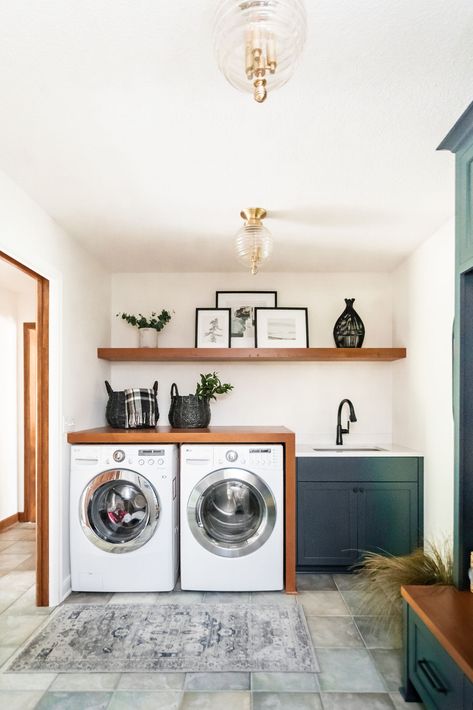 Boho Traditional Living Room, Build Laundry Room, Laundry Room Shelving Ideas, Room Shelving Ideas, Laundry Room Shelving, Built In Cubbies, Mudroom Laundry, Laundry Room Shelves, Shelving Ideas