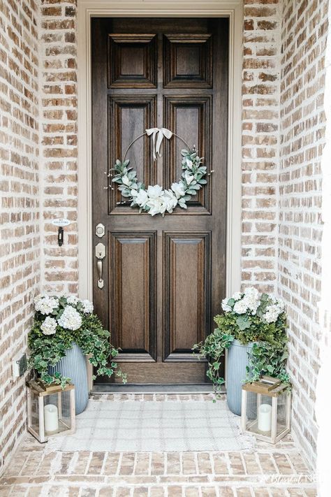 Summer Front Porch Ideas, Small Porch Decorating, Summer Front Porch Decor, Porch Flowers, Outdoor Entryway, Summer Decorations, Summer Front Porches, Front Yard Garden Design, Front Door Porch