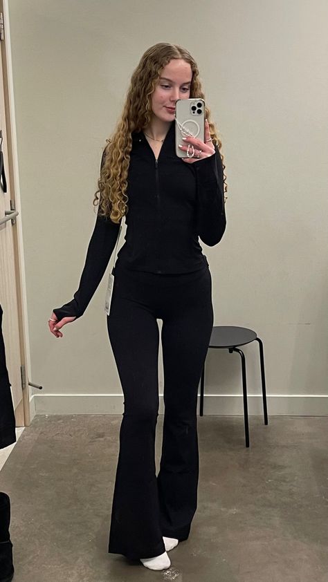 Trendy Yoga Outfits, Black Yoga Pants Outfit Y2k, Lululemon Flair Leggings, Lulu Flare Leggings Outfit, Black Flair Pants Outfit, Bootcut Leggings Outfit, Thigh Highs Outfit, Twd Fashion, Black Flared Leggings Outfit