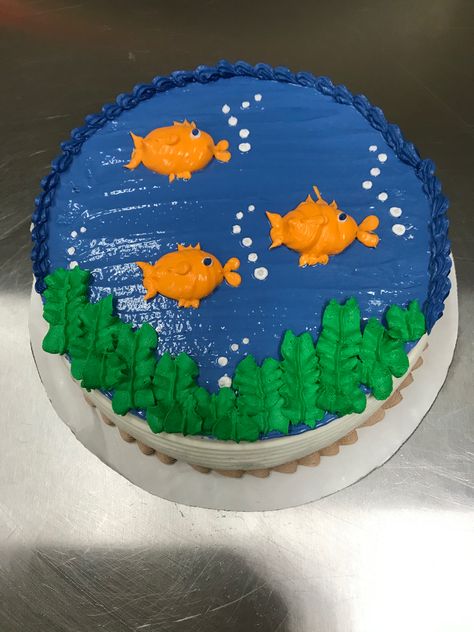 Simple Summer Cake Designs, Fun Round Cake Ideas, 4h Cake Decorating Ideas, Diy Fish Birthday Cake, Fish Cake Decorating Ideas, Summer Cake Designs, Simple Sheet Cake Designs, Easy Ocean Birthday Cake, Easy Diy Fish Birthday Cake